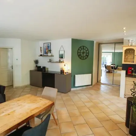Holiday home Detente Dans Une Maison De Charme Avec Jacuzzi